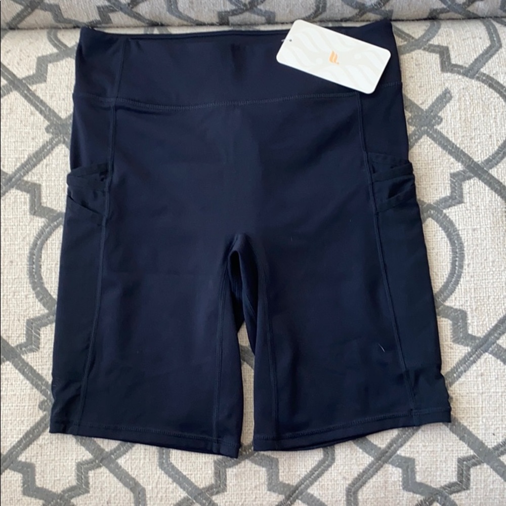 Fabletics Trinity Mid-Rise Pocket Shirt 9”